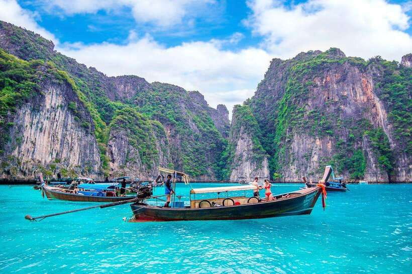 From Phi Phi islands: Phi Phi, Maya Area by longtail Boat - At a glance: Phi Phi by longtail