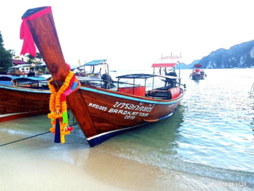 From Phi Phi islands: Phi Phi, Maya Area by longtail Boat - Prepare for a simple boat day
