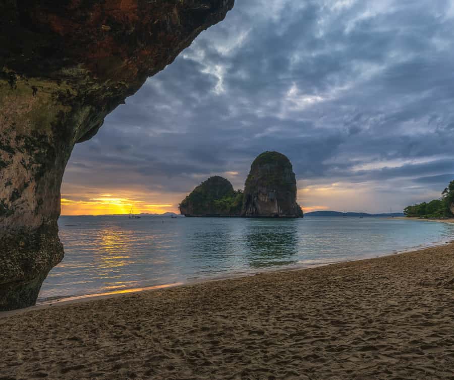Krabi: Bioluminescent Plankton, Snorkeling & Sunset Tour - Tup Island’s tide-dependent sandbar