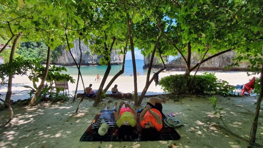 Krabi: Hong Islands Day Trip by Speedboat with Lunch - What the six-hour day feels like