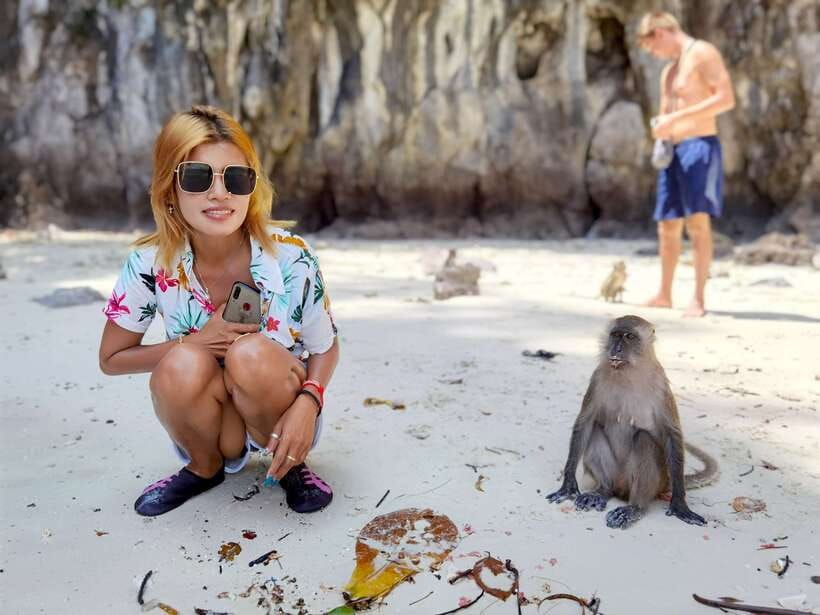 Phi Phi: Half-Day Tour with Maya Bay, Pileh Lagoon & Snorkel - Pileh Lagoon: a swim beneath the cliffs