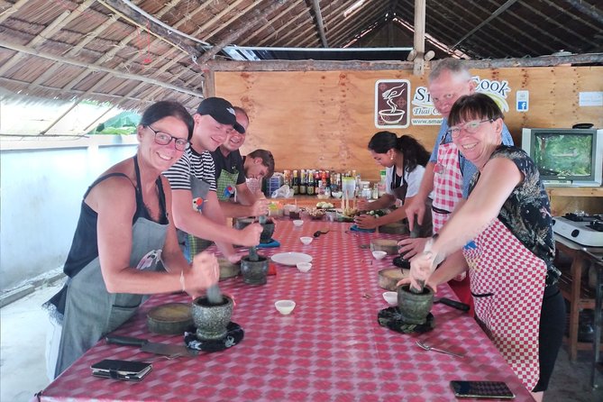 Smart Cook Thai Cookery School in Aonang, Krabi - Making curry paste by hand